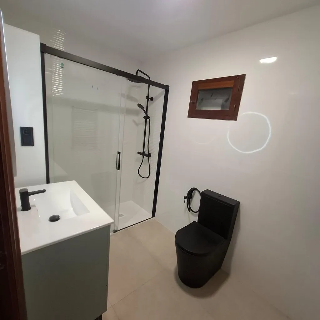 Reforma completa de baño moderno - Albañilería Leioa